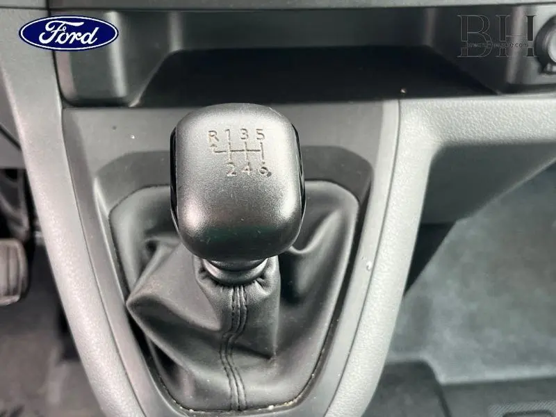 Le levier de vitesses manuel noir du Peugeot Expert Fourgon 2019, vue rapprochée de l'intérieur.