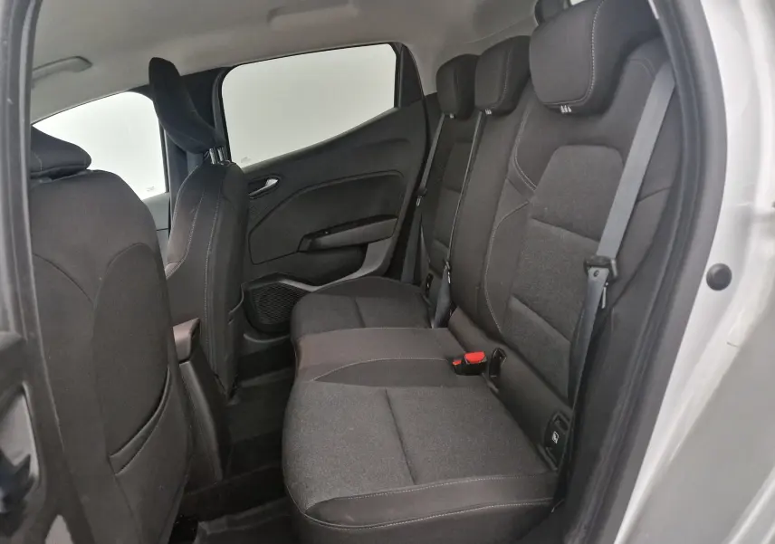 Vue intérieure arrière côté droit de la Renault Clio V gris platine, montrant les sièges arrière en tissu noir et gris.