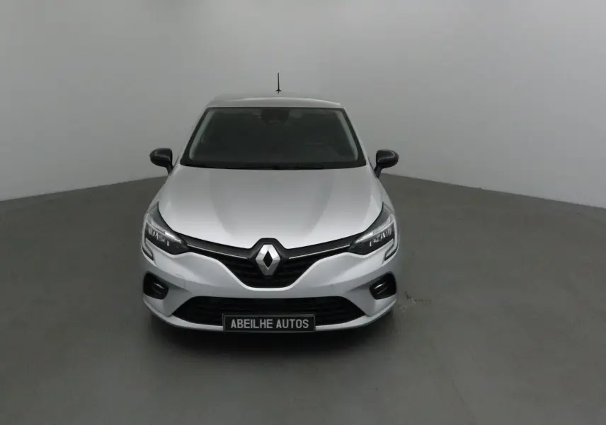 Vue frontale d'une Renault Clio V gris platine avec calandre noire et phares LED, sur fond neutre en studio.