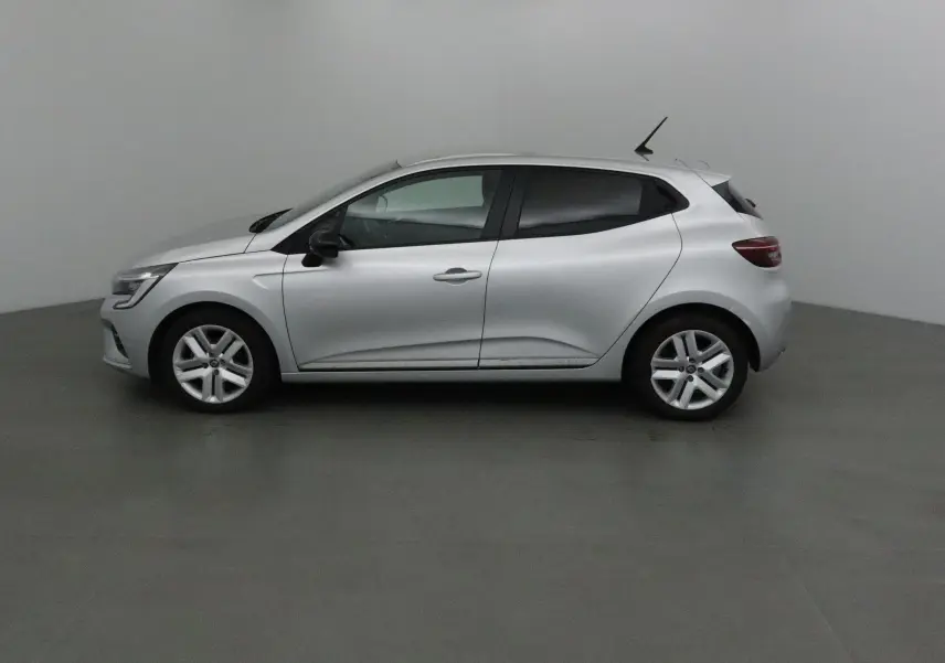 Profil côté gauche d'une Renault Clio V gris platine 2021, compacte et moderne avec lignes fluides et jantes alliage.