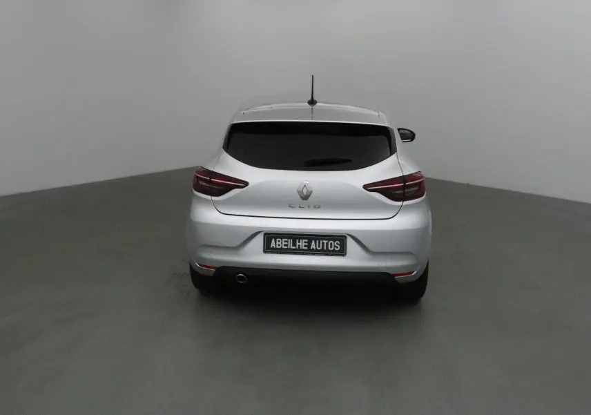 Vue arrière d'une Renault Clio V gris platine 2021 avec feux LED et plaque Abeilhe Autos visible.