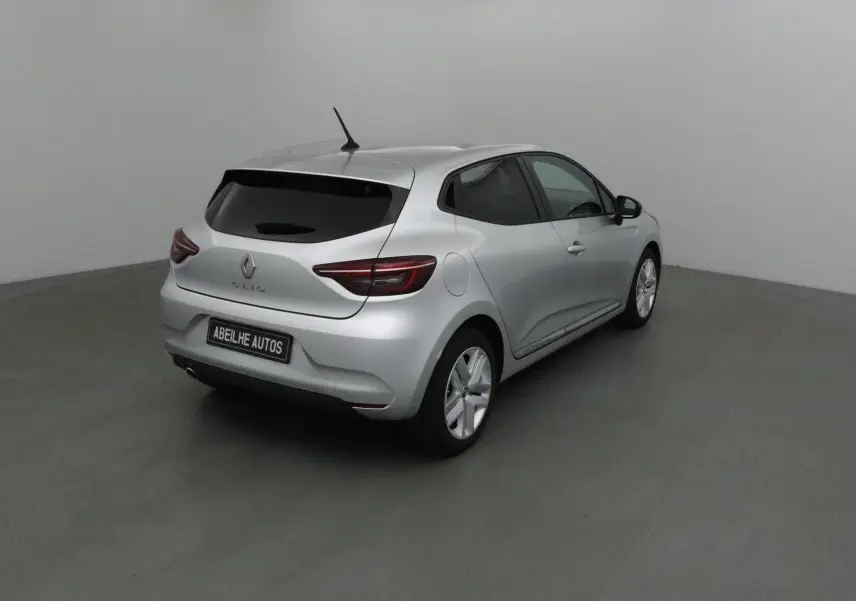 Renault Clio V gris platine vue 3/4 arrière droit dans un studio, avec vitres teintées et jantes alliage.