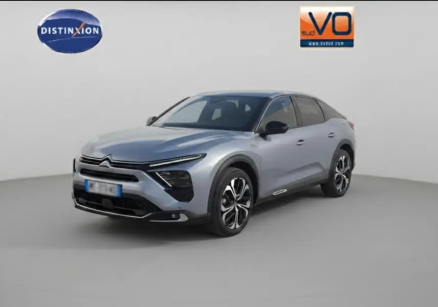 Citroën C5 X gris clair en 3/4 avant droit, avec jantes alliage et phares LED distinctifs.