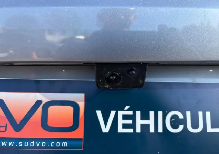 Gros plan sur la caméra de recul au-dessus de la plaque d’immatriculation d’une Citroën C5 X gris foncé.