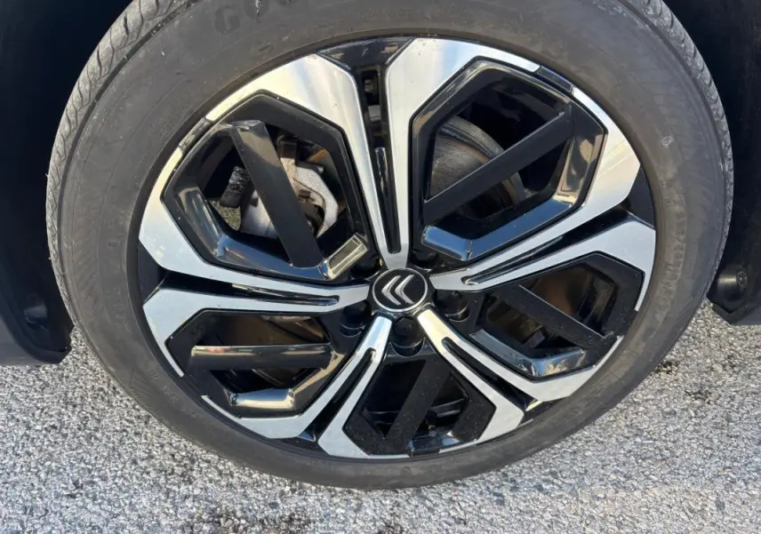 Gros plan sur la jante alliage 19 pouces bicolore noir et argent avec logo Citroën au centre.