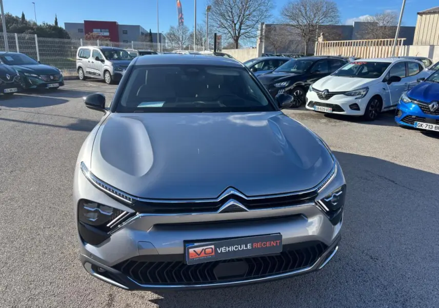 Vue avant d'une Citroën C5 X gris foncé 2024, avec phares LED distinctifs et calandre chromée.
