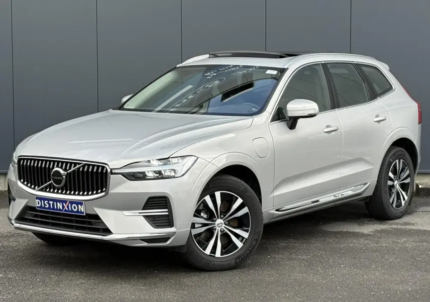 Volvo XC60 T6 AWD gris silver en 3/4 avant droit, avec jantes alliage et toit ouvrant panoramique visible.