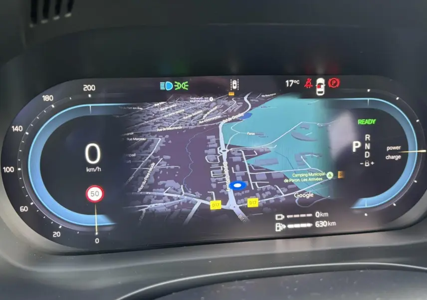 Tableau de bord digital du Volvo XC60 2024 affichant la navigation, vitesse à 0 km/h et indicateurs de conduite.