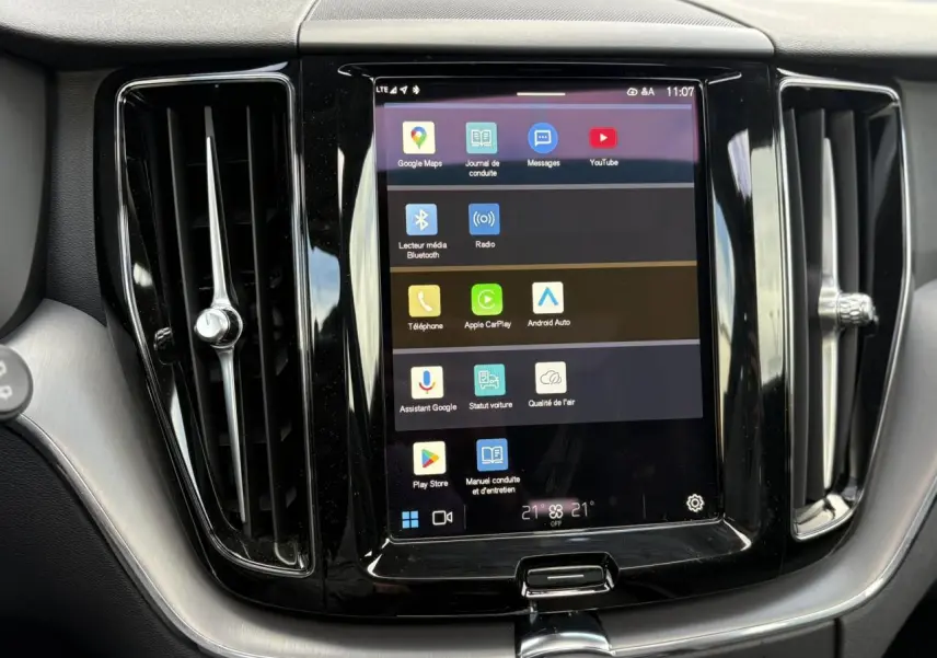 Écran tactile central du tableau de bord du Volvo XC60 2024 gris Silver, avec commandes multimédia et aérateurs verticaux.