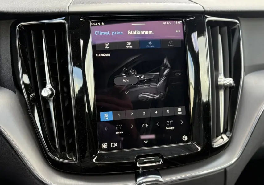 Vue rapprochée de l’écran tactile central du Volvo XC60 2024 gris Silver, affichant les réglages de climatisation.