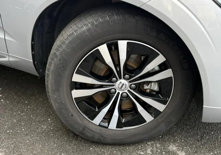 Gros plan sur la jante alliage 18 pouces bicolore du côté avant droit du Volvo XC60 gris silver 2024.
