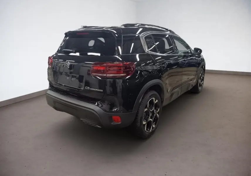 Vue 3/4 arrière droite du Citroën C5 Aircross Hybrid noir Perla avec jantes alliage et vitres teintées.