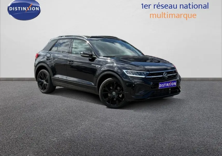 Volkswagen T-Roc 2025 noir intense nacré, vue 3/4 avant droit avec jantes noires et barres de toit.