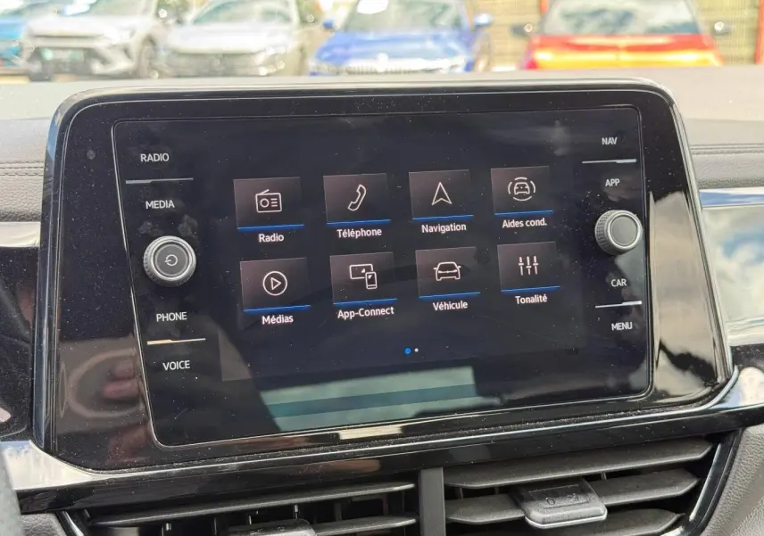 Écran tactile central du Volkswagen T-Roc 2025 affichant le menu principal multimédia et navigation.