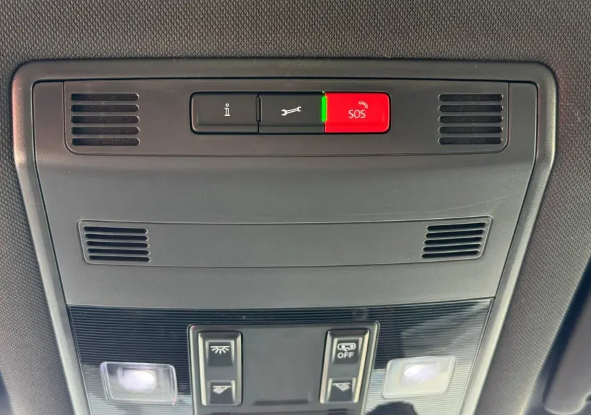 Plafonnier intérieur avec bouton SOS rouge et commandes d’éclairage dans un Volkswagen T-Roc noir Intense nacrée.