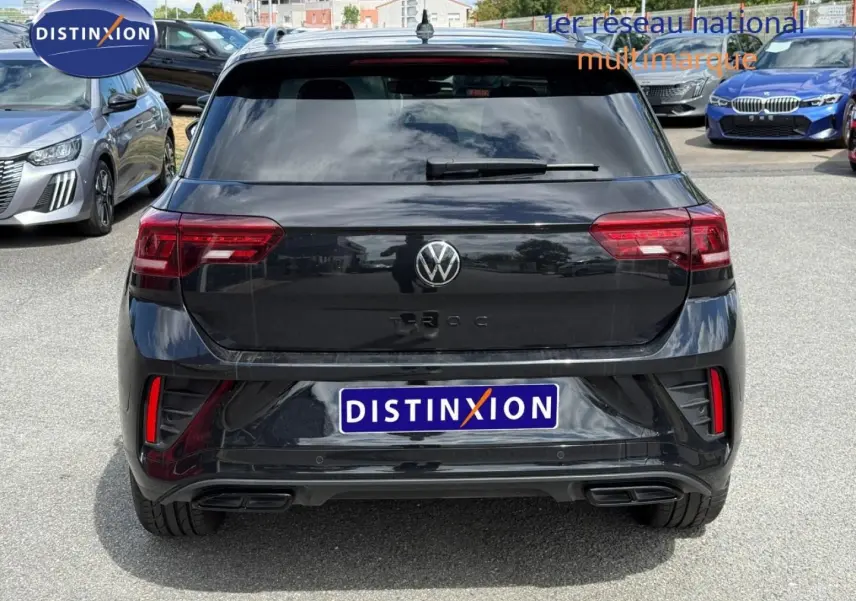 Vue arrière d'un Volkswagen T-Roc noir intense nacré avec feux LED et double sortie d'échappement chromée.
