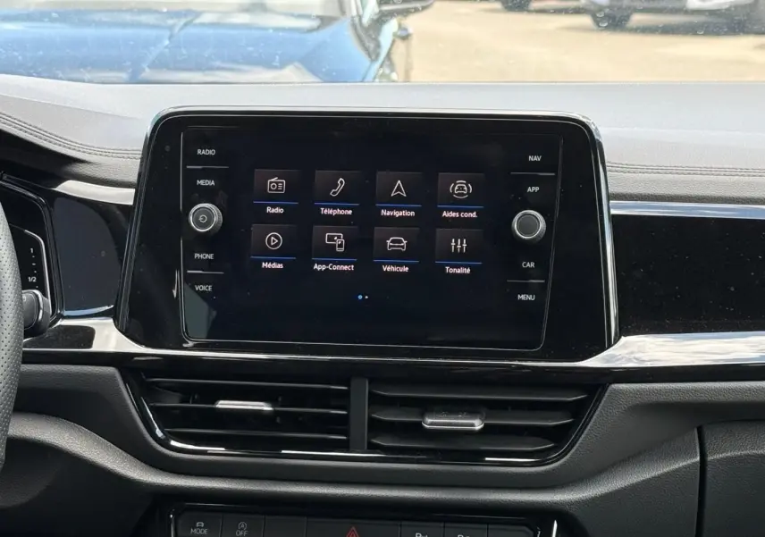 Écran tactile central noir affichant le menu multimédia du Volkswagen T-Roc 2025, intérieur noir élégant.