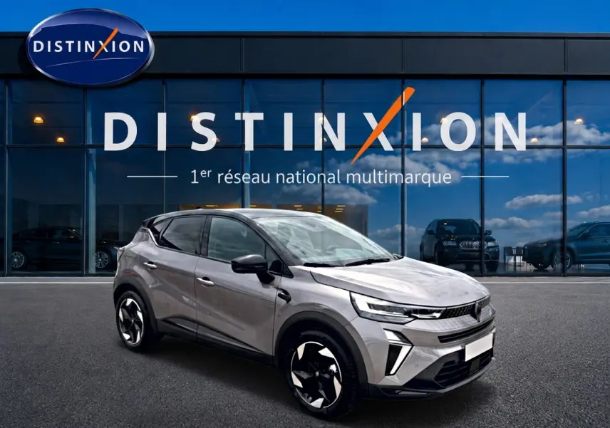 Renault Captur 1.8 e-tech hybride 2026 en 3/4 avant, couleur cassiope toit noir, jantes alu distinctives.