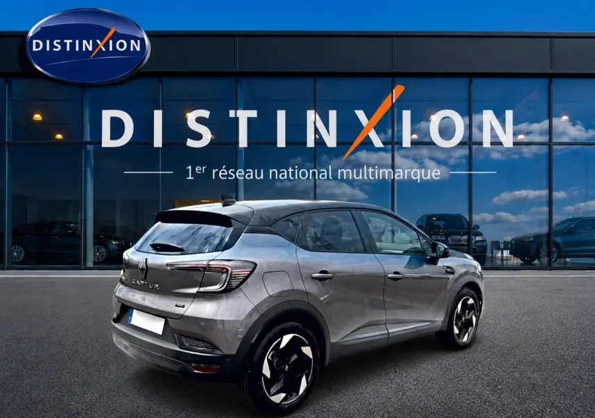 Renault Captur 1.8 e-tech hybride 2026 en 3/4 arrière, couleur cassiope toit noir, jantes alu distinctives.