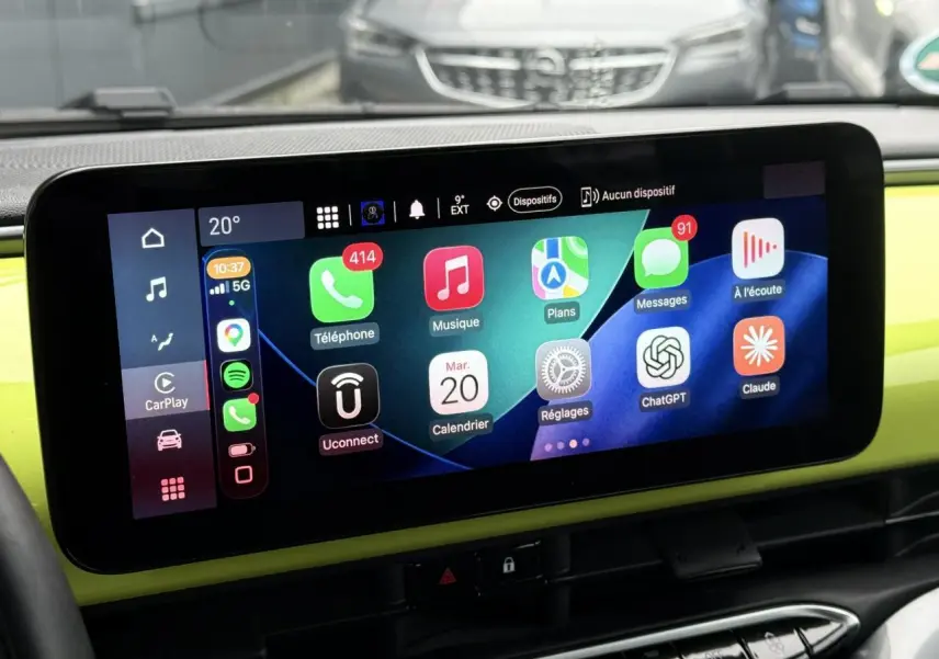 Écran tactile central de la Fiat 500 électrique jaune Acid, affichant l'interface Apple CarPlay avec plusieurs applications.