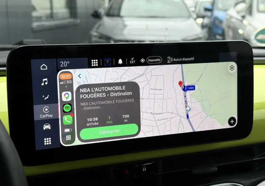 Écran tactile central de la FIAT 500 électrique jaune Acid, affichant la navigation avec Apple CarPlay.