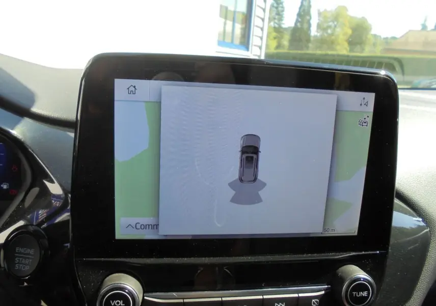 Écran central du Ford Puma gris Solar Metal 2022 montrant l'affichage de la caméra de recul et la carte GPS.