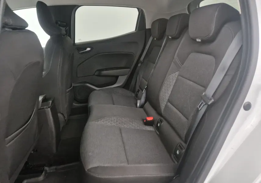 Vue intérieure de la banquette arrière noire de la Renault Clio V gris platine, avec ceintures de sécurité et appuie-têtes visibles.