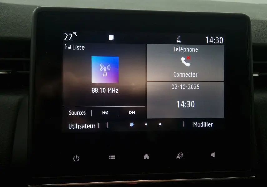 Écran tactile central de la Renault Clio V gris platine affichant la radio à 88,10 MHz et l'option téléphone non connectée.