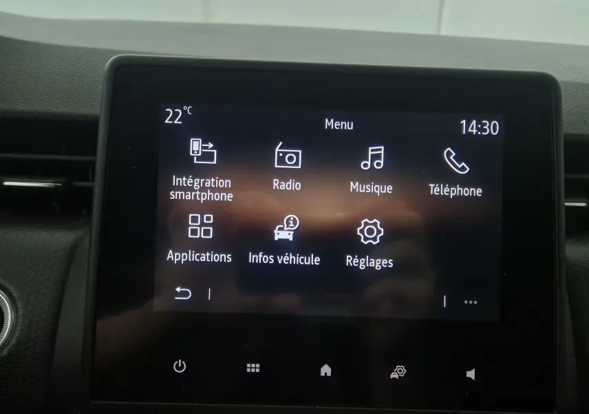 Écran tactile central de la Renault Clio V gris platine affichant le menu multimédia avec options connectées.