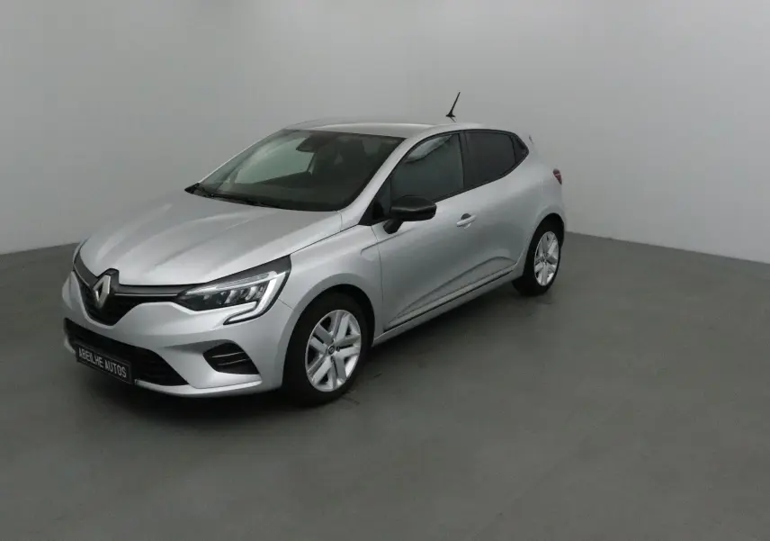 Renault Clio V gris platine vue 3/4 avant droit dans un studio, avec phares LED et jantes alliage.