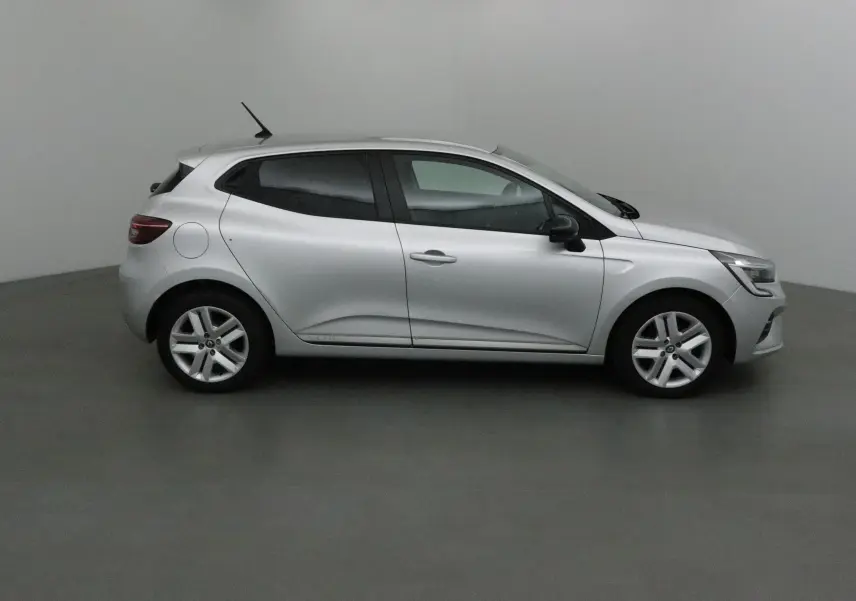 Profil côté droit d'une Renault Clio V gris platine 2021, compacte et moderne, sur fond neutre intérieur.