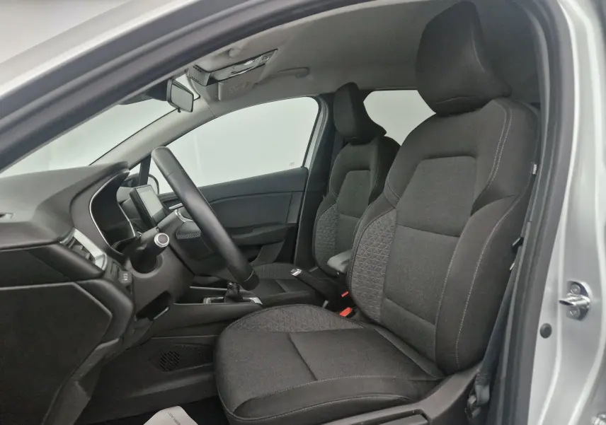 Intérieur de la Renault Clio V gris platine, vue côté gauche sur les sièges avant en tissu noir avec motifs géométriques.