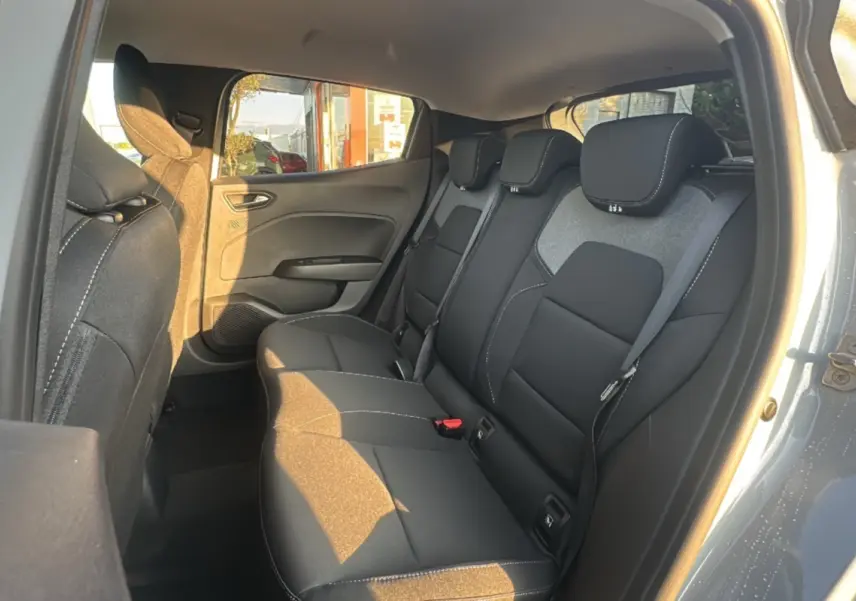 Vue intérieure sur la banquette arrière côté droit d'une Renault Clio DCI 100 Evolution Camera gris rafale 2025.