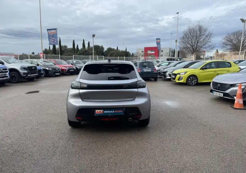 Vue arrière d'une Peugeot 208 Hybrid 110 gris métallisé, avec feux arrière noirs et jantes alliage 17 pouces.
