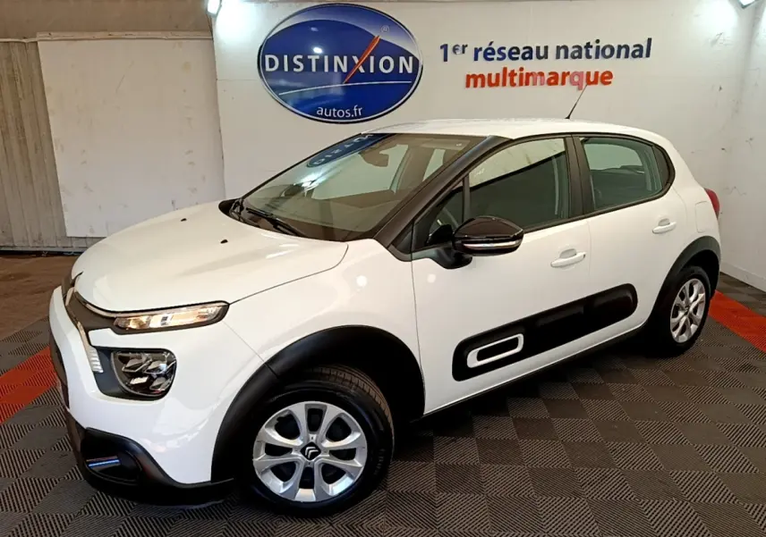 Citroën C3 blanche vue 3/4 avant droit avec protections latérales noires et jantes alliage.