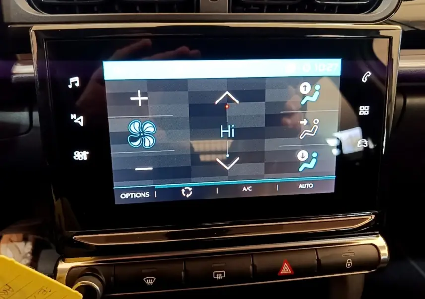 Écran tactile central affichant les réglages de climatisation dans une Citroën C3 blanche, vue intérieure frontale.