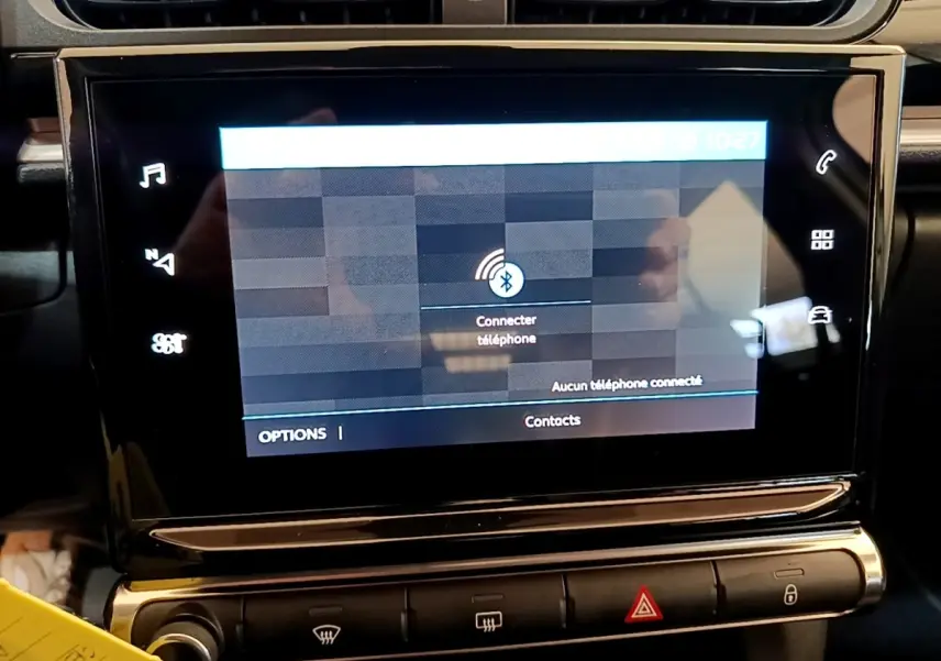Écran tactile central de la Citroën C3 blanc 2022 montrant la connexion Bluetooth, entouré de commandes de climatisation.
