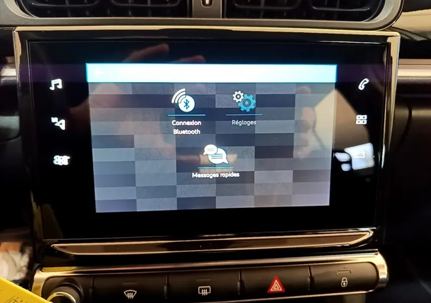 Écran tactile central affichant les réglages Bluetooth et messages rapides dans l'habitacle de la Citroën C3 2022.