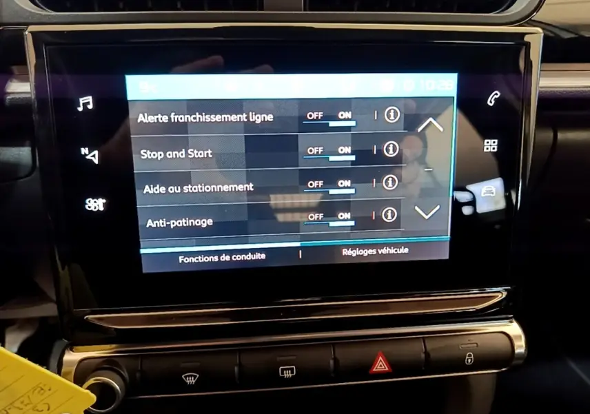 Écran tactile central de la Citroën C3 blanc 2022 affichant les réglages d’aides à la conduite.