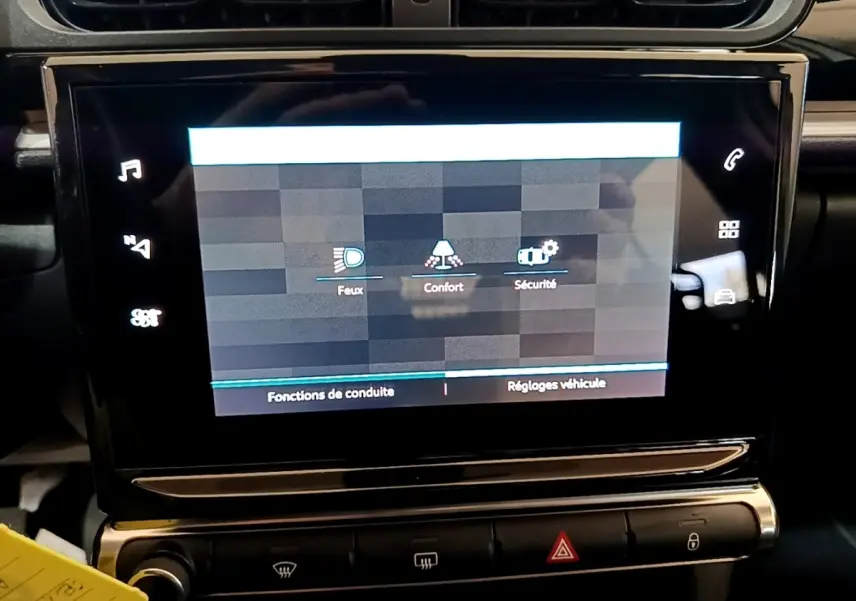 Écran tactile central de la Citroën C3 2022 affichant les réglages Feux, Confort et Sécurité, intérieur noir.