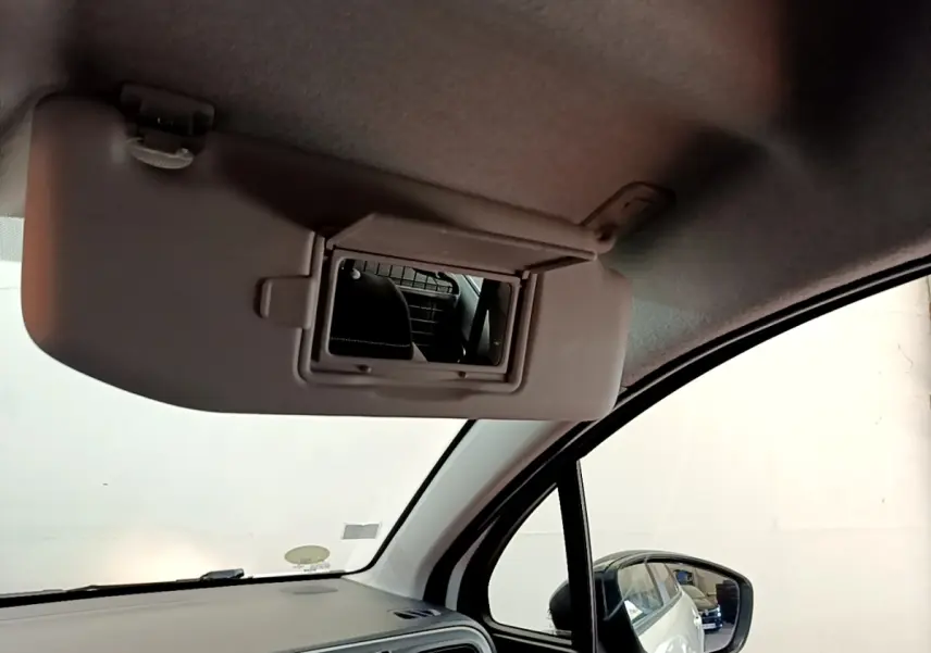 Miroir de courtoisie ouvert côté conducteur dans l’habitacle d’une Citroën C3 blanche vue de l’intérieur avant droit.