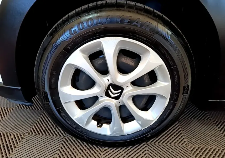 Gros plan sur la jante alliage argentée et le pneu Goodyear d'une Citroën C3 blanche, côté droit.