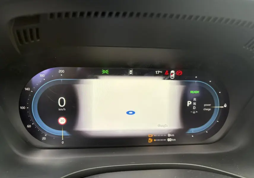 Combiné d'instruments digital 12,3 pouces du Volvo XC60 T6 AWD PHEV 350 Plus Style Chrome, affichage vitesse et mode prêt.