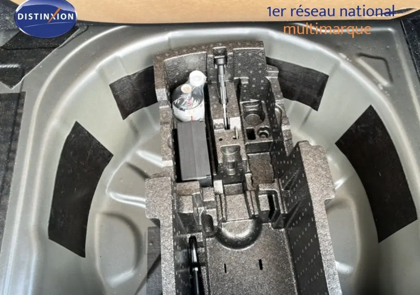 Coffrage de rangement en mousse dans le coffre d'une Skoda Scala 2025 gris magnétique, vue plongeante centrée.