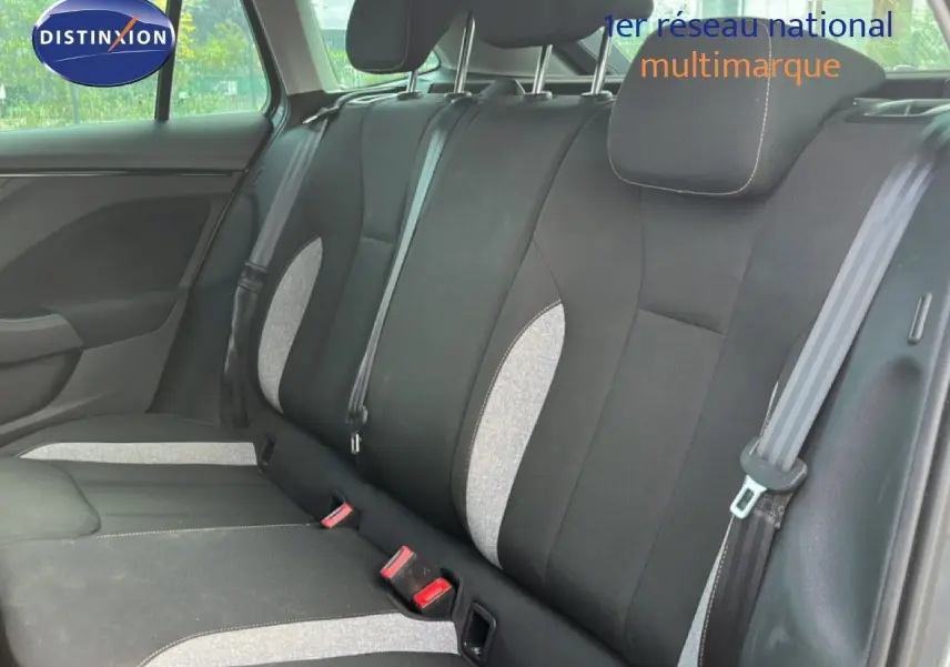 Vue intérieure côté droit des sièges arrière en tissu noir et gris clair d'une Skoda Scala 2025.