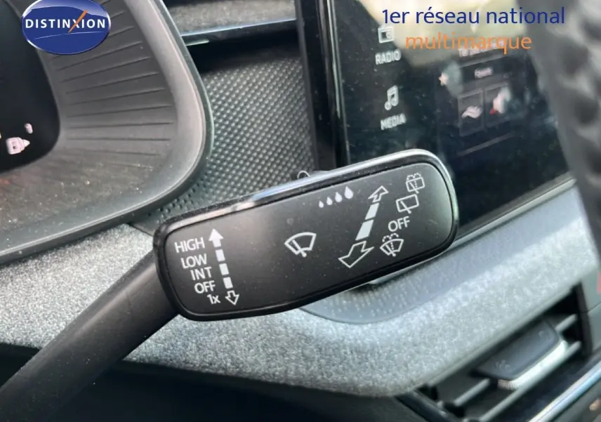 Gros plan sur la commande d’essuie-glace de la Skoda Scala 2025, intérieur gris métallique avec écran tactile visible.