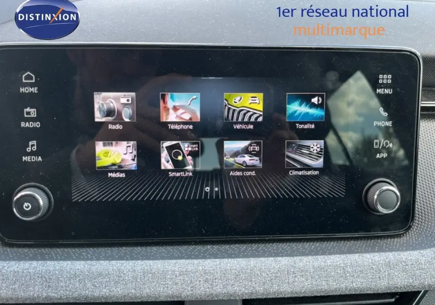 Écran tactile central du Skoda Scala 2025 affichant les menus radio, téléphone, véhicule et climatisation, intérieur gris.
