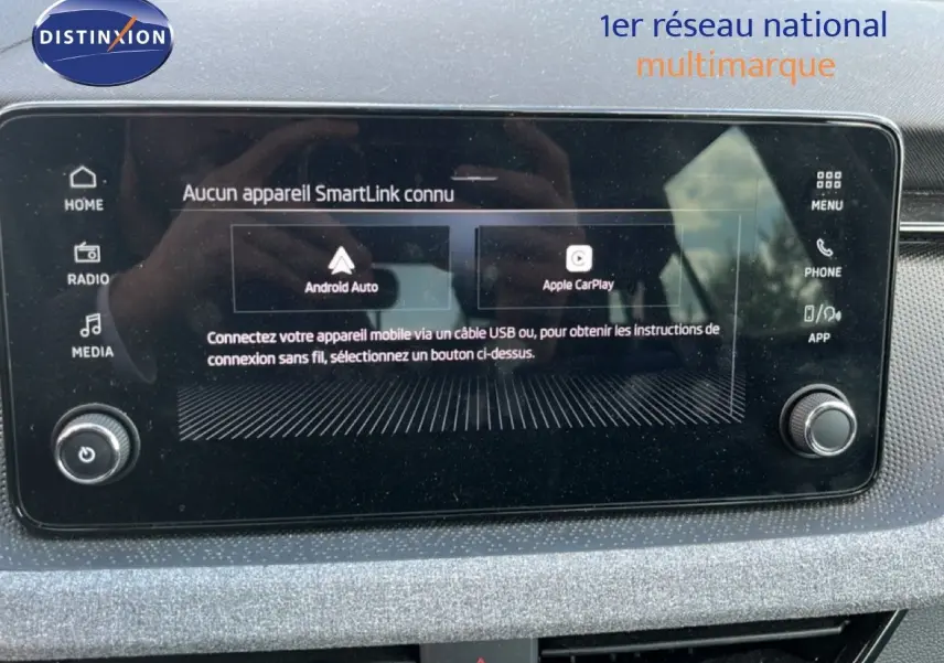 Écran tactile central du tableau de bord du Skoda Scala 2025, affichant les options Android Auto et Apple CarPlay.