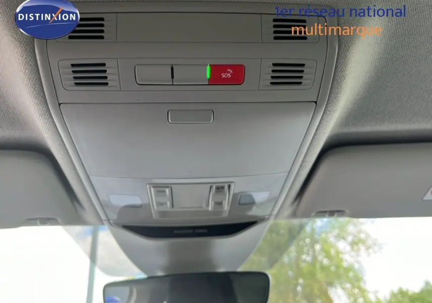Vue intérieure du plafonnier avec commandes d’éclairage et bouton SOS de la Skoda Scala 2025.