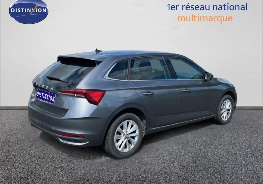 Vue 3/4 arrière droite d'une Skoda Scala gris magnétique métallisé avec vitres teintées et jantes alliage.